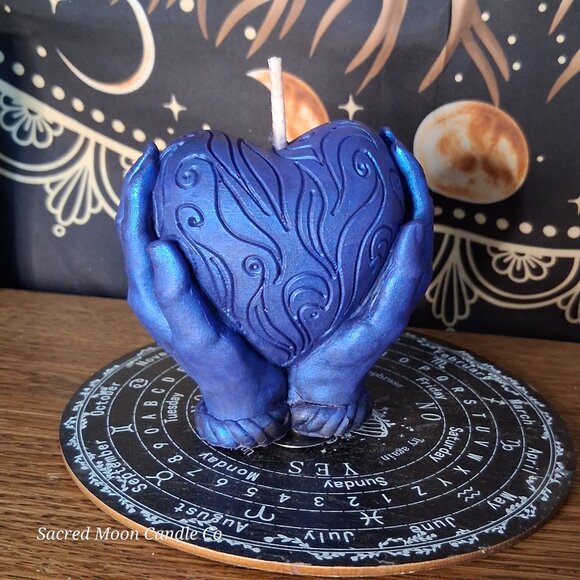 The Alchemist Embrace Saffron and Patchouli Scented Heart in Hands Candle - Picture 4 of 11